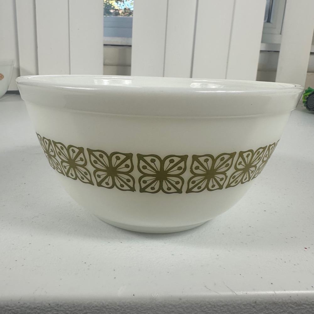 Pyrex Mixing Bowl 1.5 QT White Green Verde Floral Clover Vintage 402